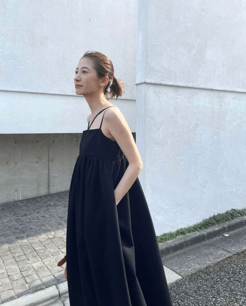 喜欢宽松型衣服的自在，却又担心松垮？4招教你穿得飘逸又修身